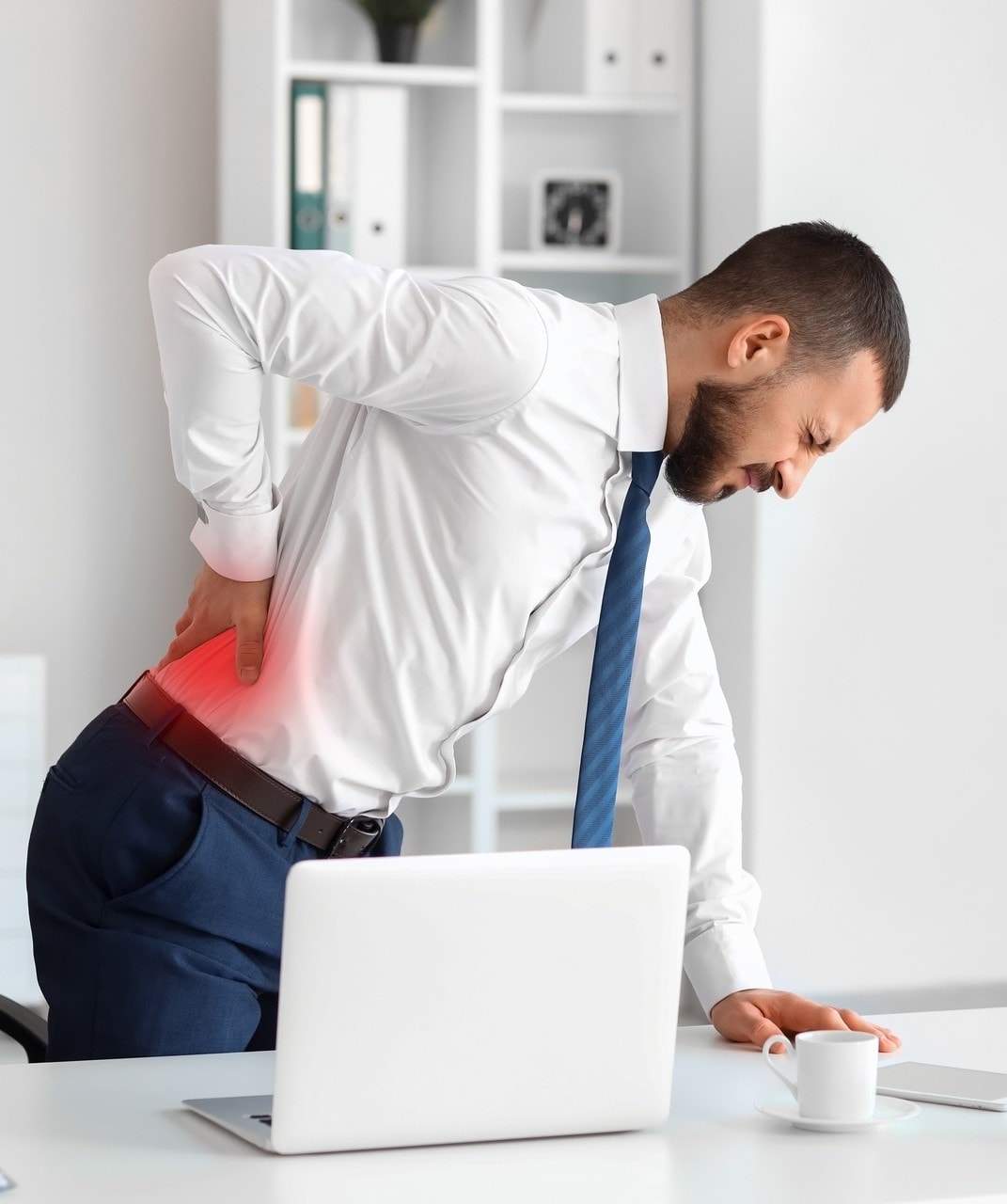 Mitarbeiter mit Rückenschmerzen im Büro – körperliche Beschwerden als Ursache steigender Fehlzeiten