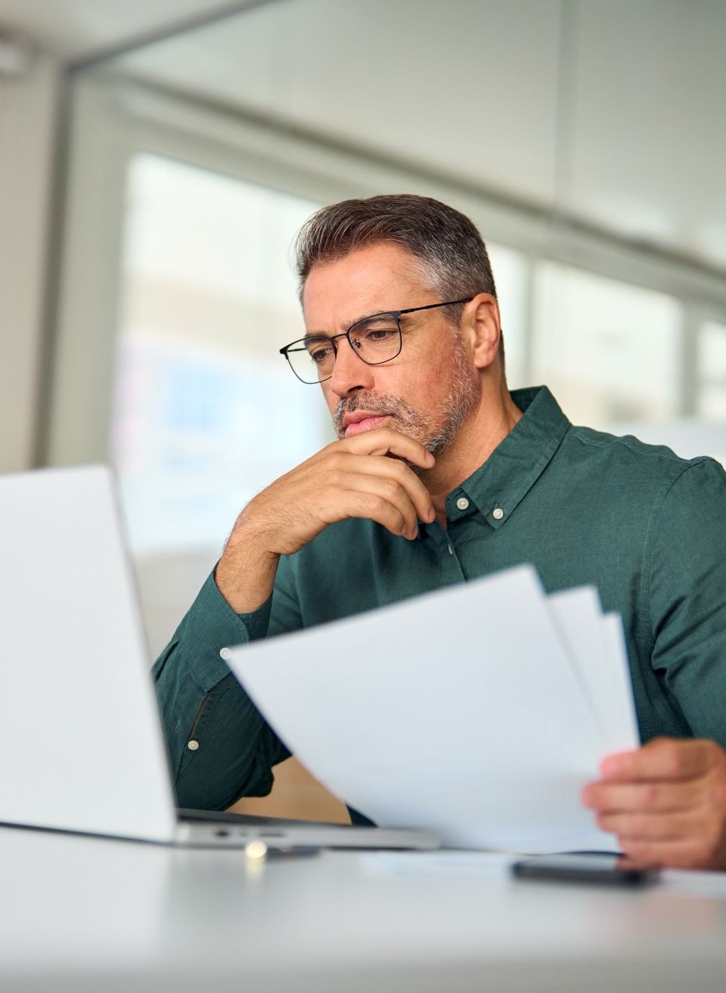 HR-Manager analysiert den Wettbewerb um Fachkräfte und steigende Personalkosten