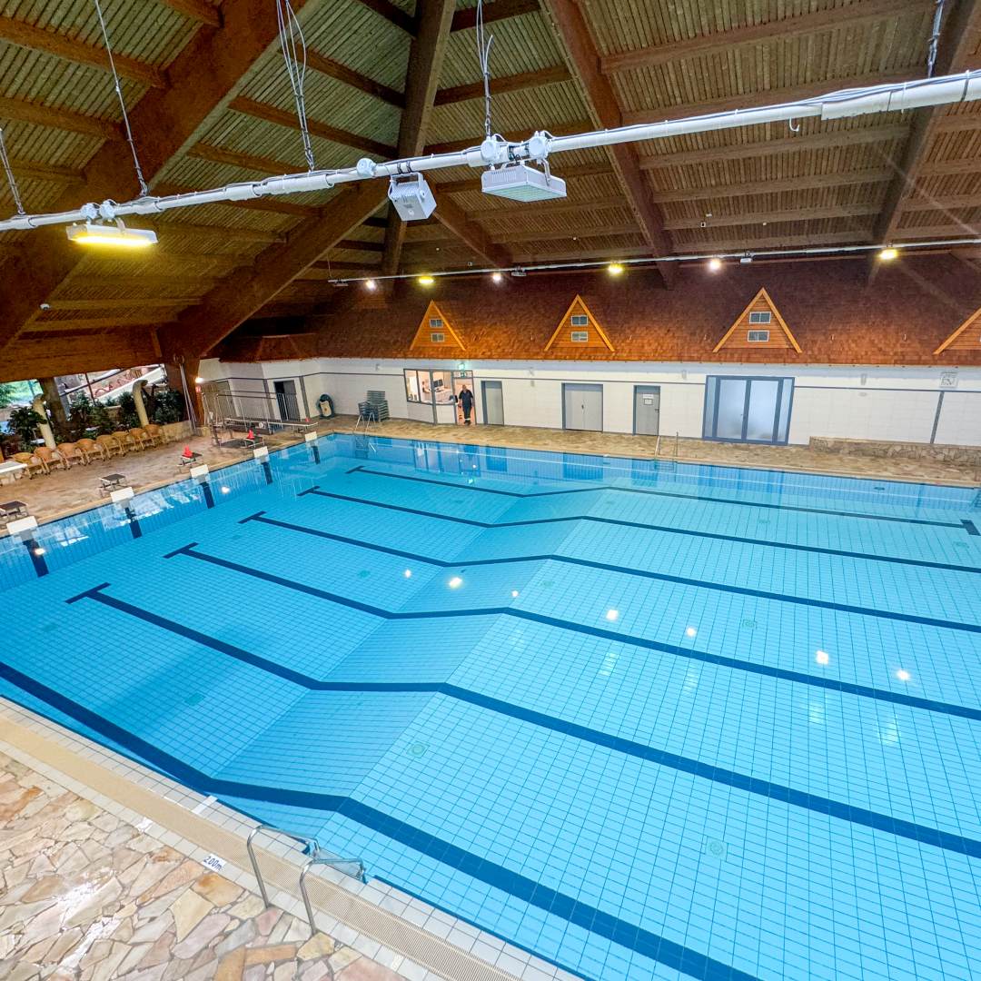 Modernes Hallenbad mit Schwimmbecken als Angebot für Firmenfitness und Mitarbeitergesundheit