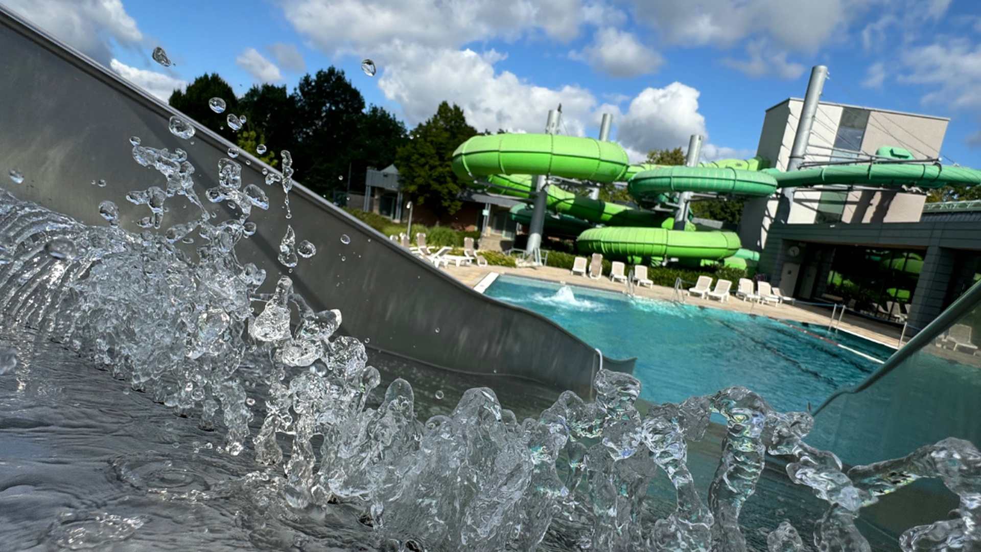 Schwimmbad mit Wasserattraktion für Firmenfitness und Mitarbeiterangebote im Bereich Schwimmen