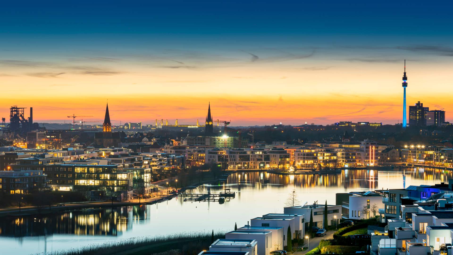 Skyline und Phoenix-See in Dortmund als Symbol für moderne Unternehmen und Firmenfitness im Ruhrgebiet