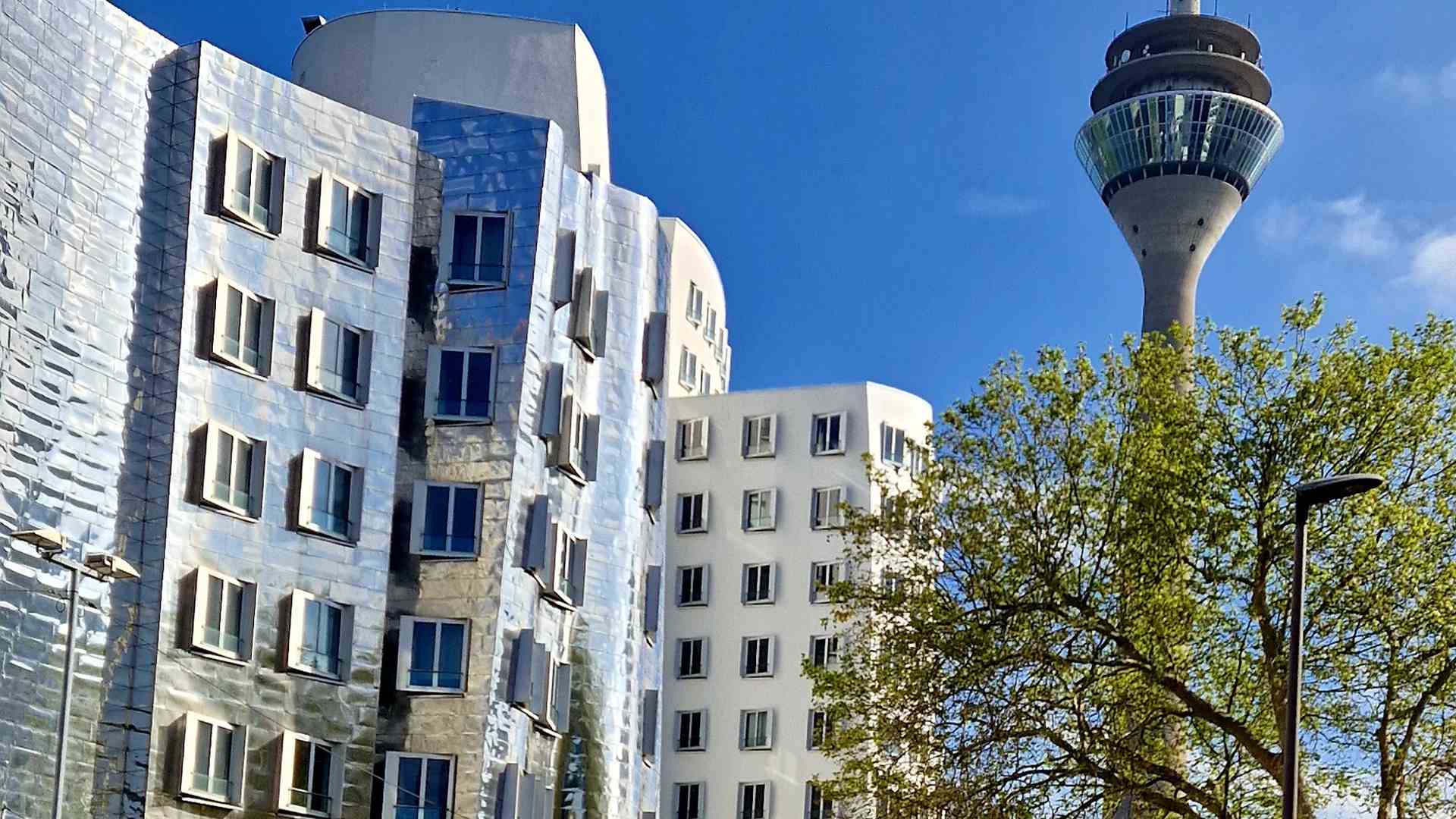 Moderne Architektur im Medienhafen Düsseldorf mit Rheinturm – Firmenfitness Düsseldorf