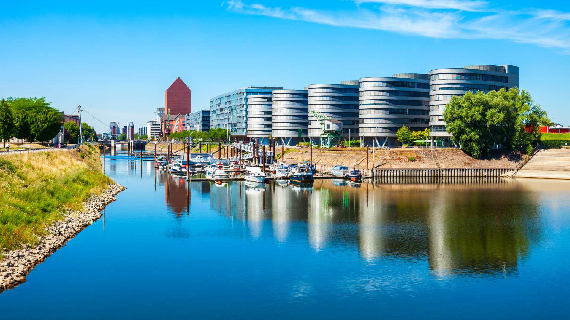 Duisburger Innenhafen als moderner Wirtschaftsstandort für Firmenfitness im Ruhrgebiet