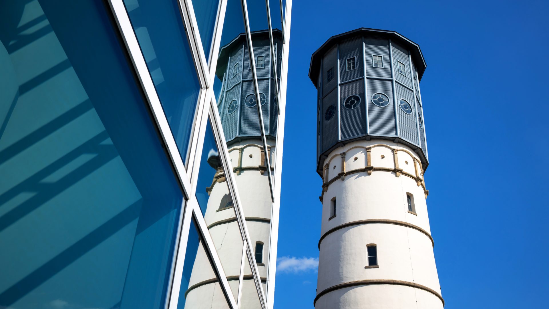 Moderner Blick auf den historischen Wasserturm in Gütersloh als regionales Hero-Bild für Firmenfitness in OWL