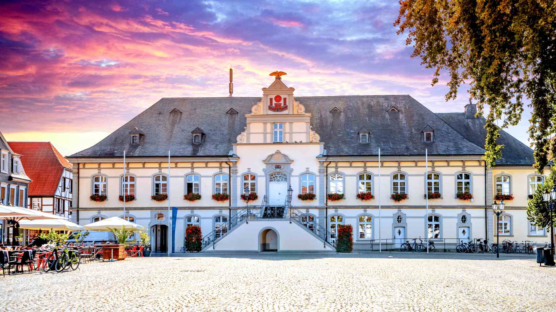Historisches Rathaus und Altstadt von Lippstadt als regionales Umfeld für Firmenfitness sowie Sport- und Wellnessangebote in Lippstadt und Umgebung.