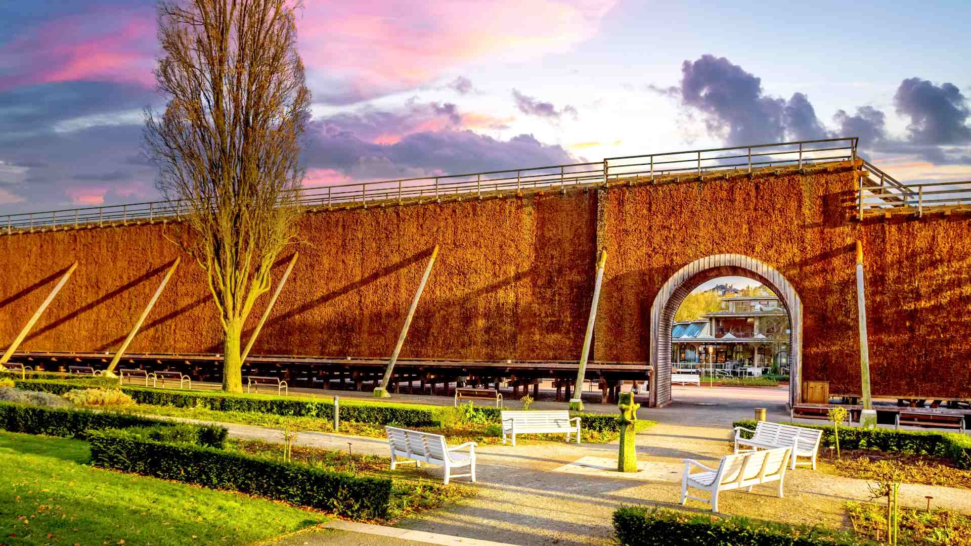 Gradierwerk in Bad Salzuflen als Wahrzeichen der Gesundheitsstadt in Ostwestfalen-Lippe