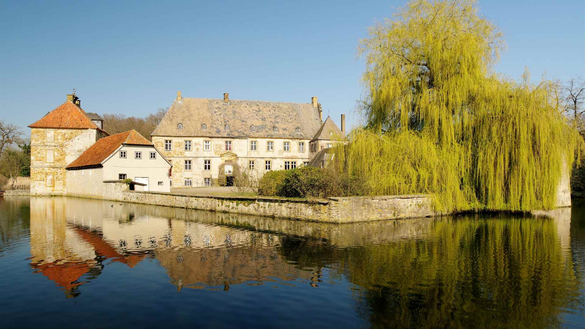 Wasserschloss Tatenhausen im Tatenhauser Wald bei Halle (Westf.) in Nordrhein-Westfalen