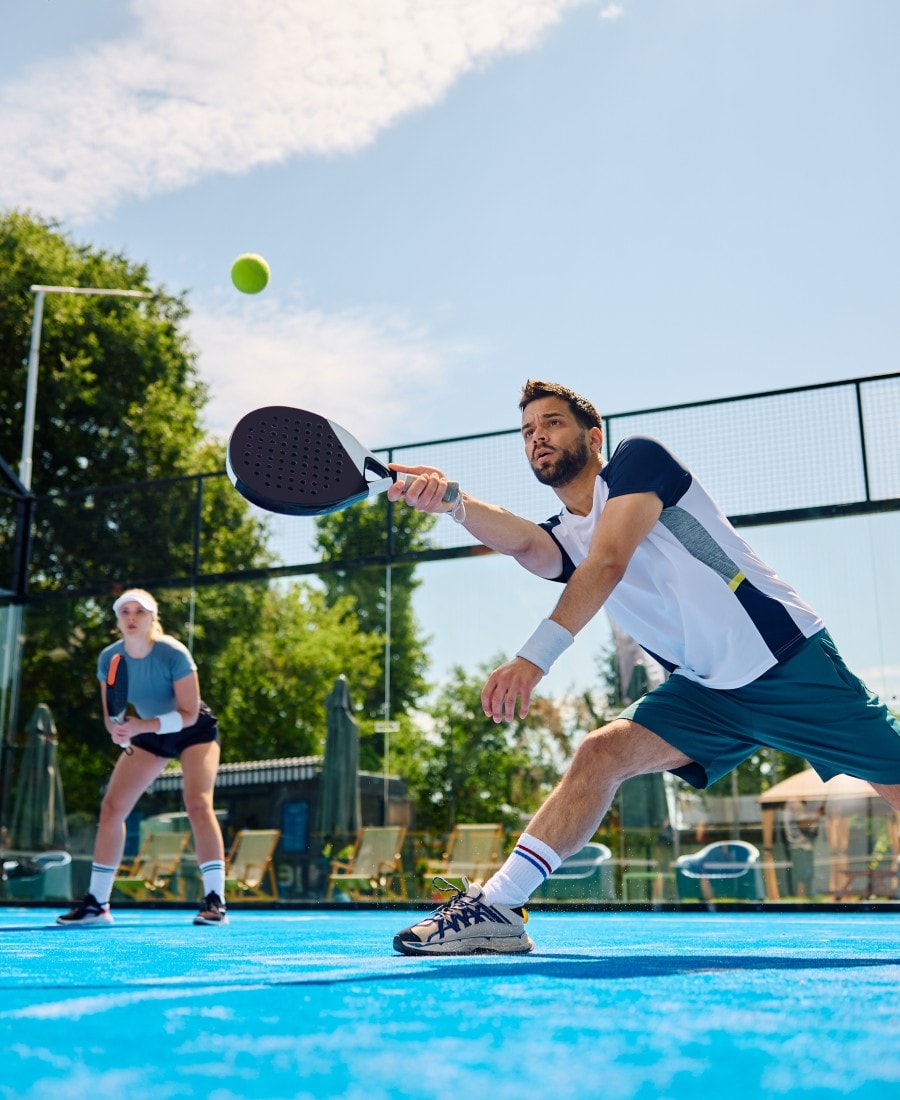 Padel als Firmenfitness-Angebot in Lage und OWL für Unternehmen und Mitarbeitende