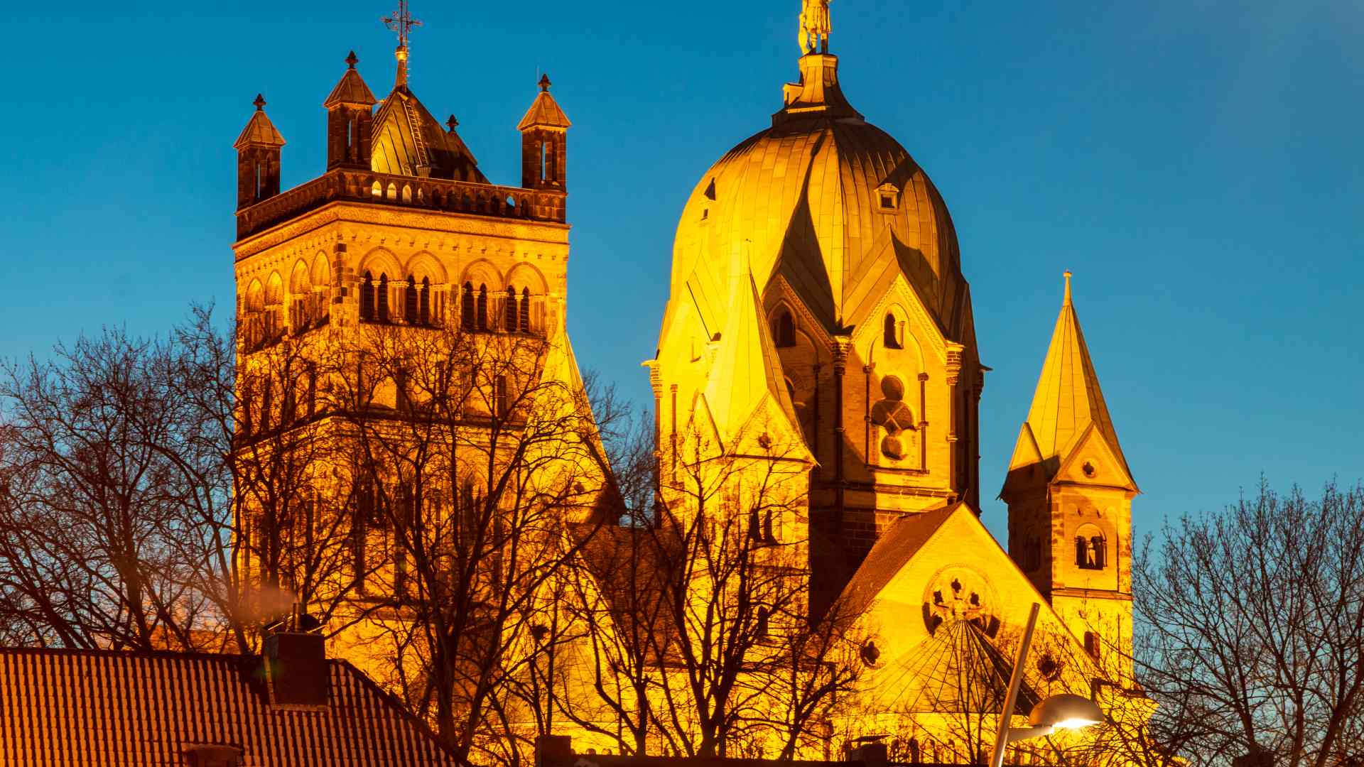 St. Quirinus und historische Altstadt in Neuss als Standort für Firmenfitness und Gesundheitsangebote