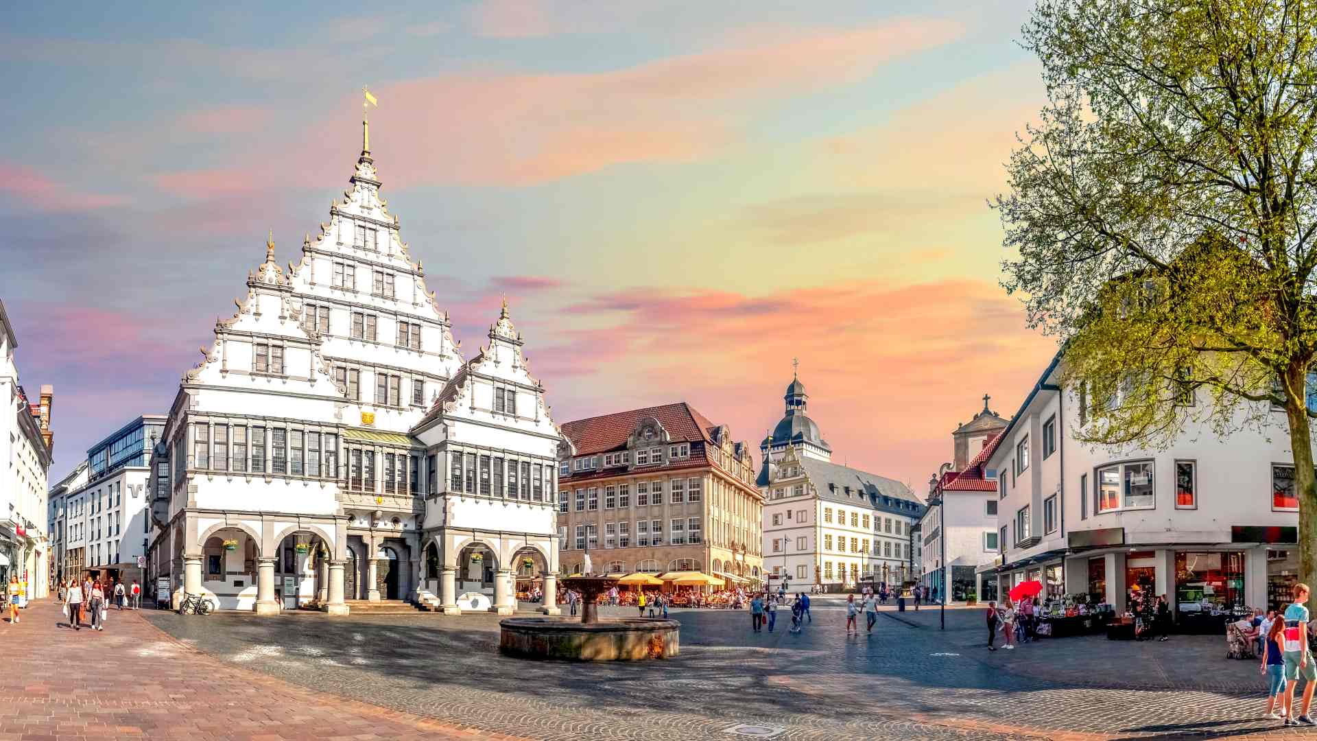 Altstadt von Paderborn mit historischem Rathaus im Herzen von Ostwestfalen-Lippe (OWL)