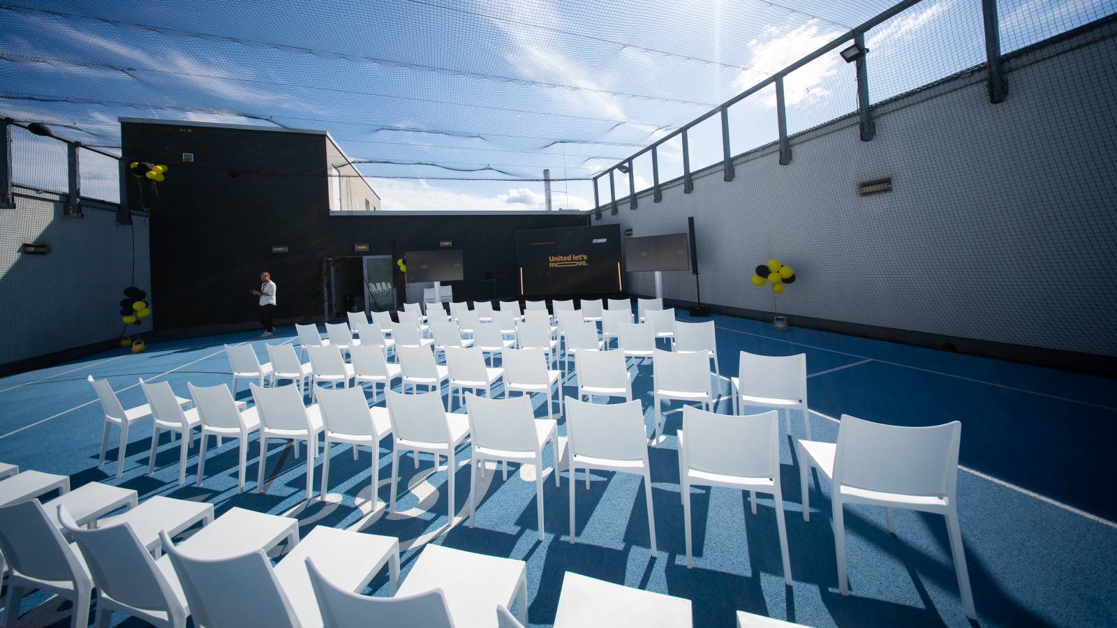 Dachterrasse von Fitness First im Frankfurter Ostend mit Stuhlreihen beim United-Let's-Move-Event