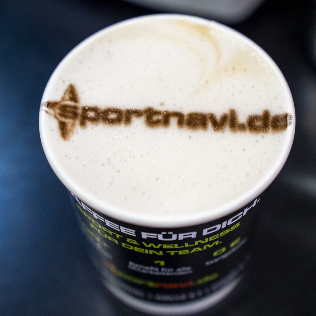 Kaffeebecher mit Sportnavi Logo als Messe-Give-away