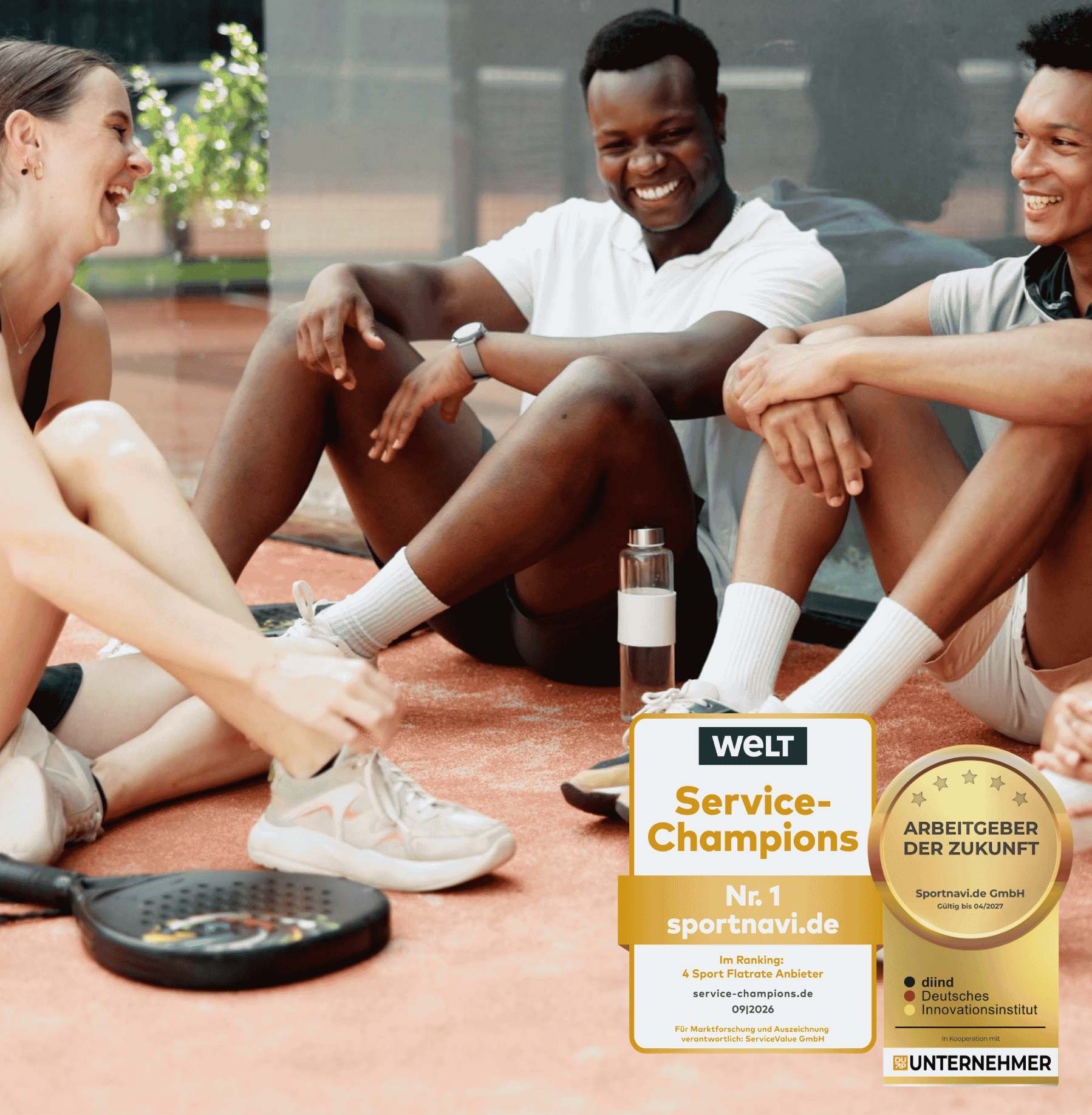 Sportnavi-Mitglieder nach dem Sport mit den Siegeln Service-Champions 2026 (Nr. 1 unter 4 Sport-Flatrate-Anbietern) und Arbeitgeber der Zukunft