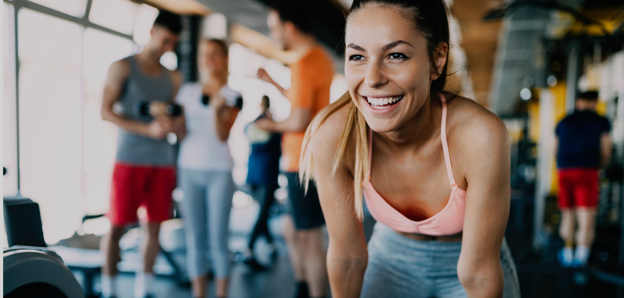 Frau im Fitnessstudio freut sich Frau im Fitnessstudio freut sich